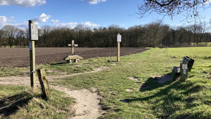 landkruis met bankje vanaf hennie